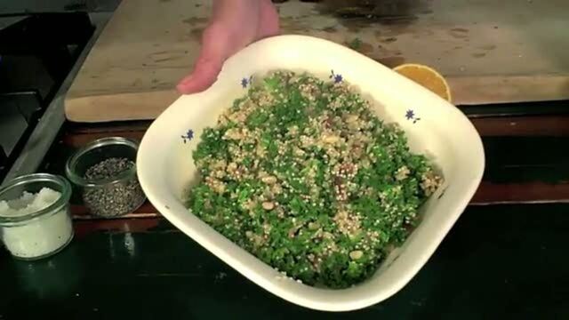 Quinua pilau med pinjekerner, skalotteløg, appelsin, dadler og grønkål