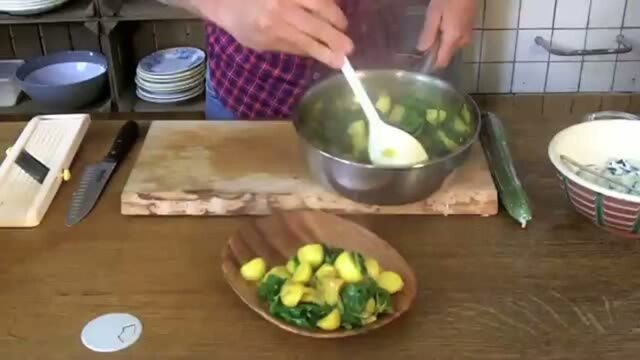 Kartoffel-, løg- og spinatcurry med agurkearaita