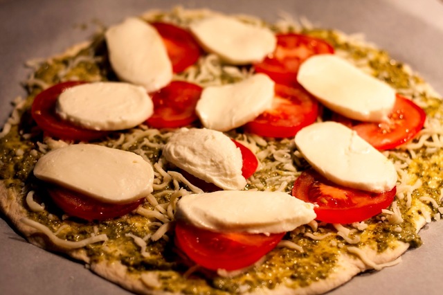 Pizza m. Pesto, tomat og Mozzarella
