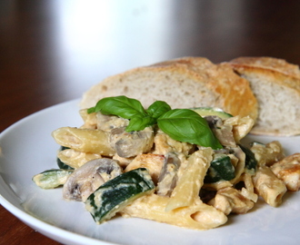 Pasta parmesan med svampe, squash og kylling