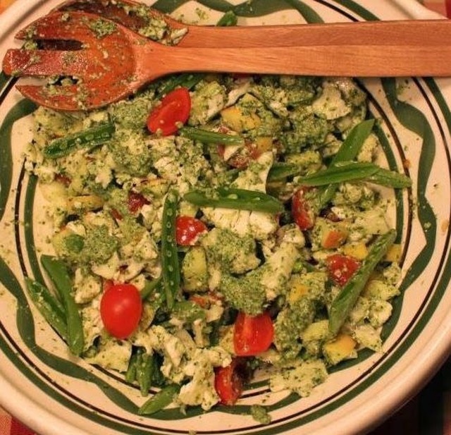 Crunchy salat med pesto