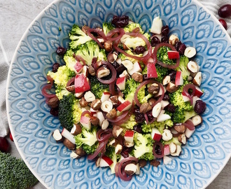 Lækker broccolisalat med æbler og hasselnødder