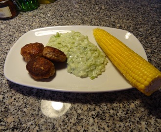 Frikadeller og stuvet spidskål/broccoli m/majs