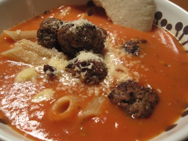 Tomatsuppe med pasta og kødboller