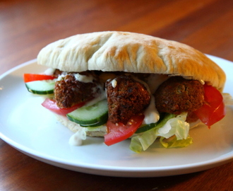 Falafel i hjemmebagte pitabrød