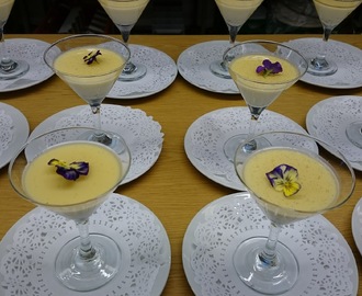 Panna cotta med hvid chokolade og citron sirup