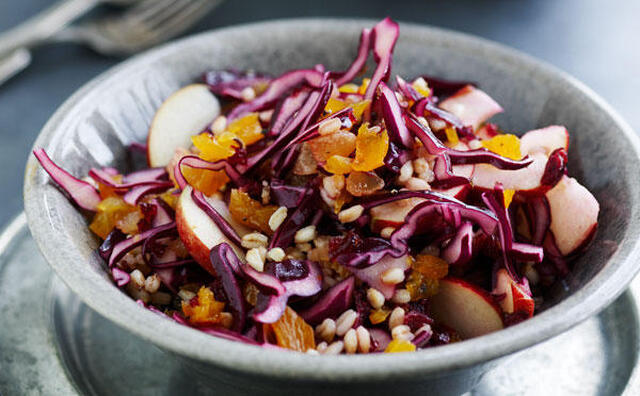 Rødkålssalat med spelt og æbler