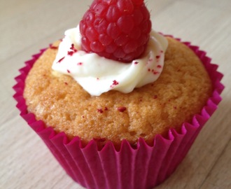 Cupcakes med hindbær og hvid chokolade