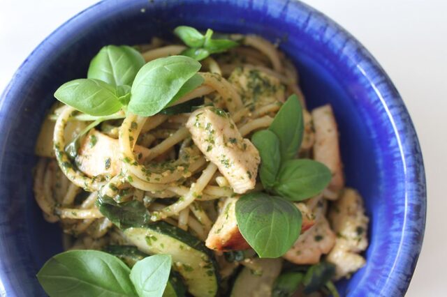 Pasta med kylling og pesto