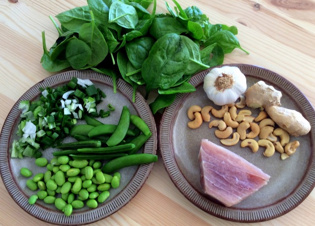 Grønt med fisk - wok med tun, ærter og spinat