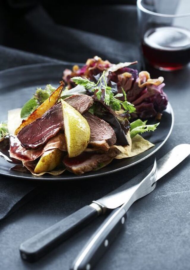 And med sprød filodej, pære og salat