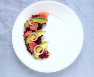 Rødbedesalat med avocado og perlebyg i dijondressing