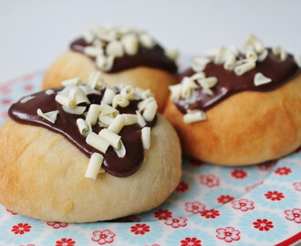 Mosters skønne boller - Boller med creme, mazarinmasse og glasur