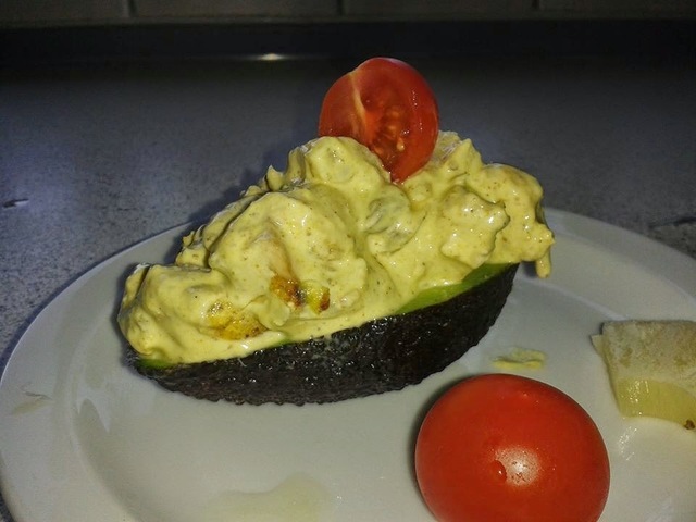 Avocado med kylling i karrysalat lavet på skyr