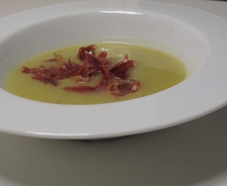 Kartoffelsuppe med porrer og serranoskinke