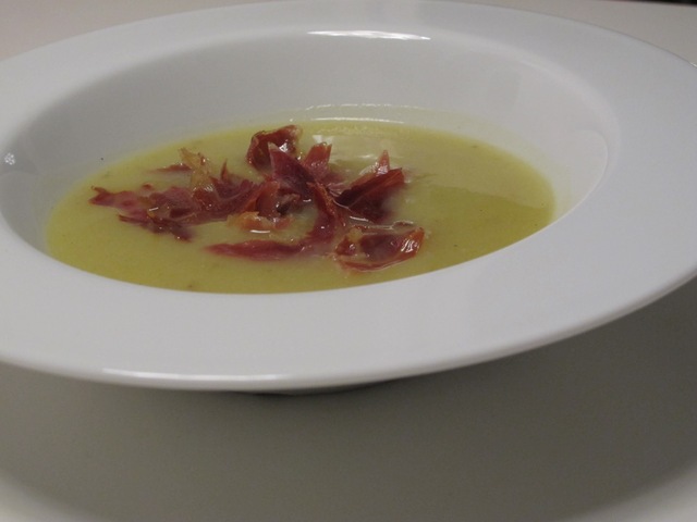 Kartoffelsuppe med porrer og serranoskinke