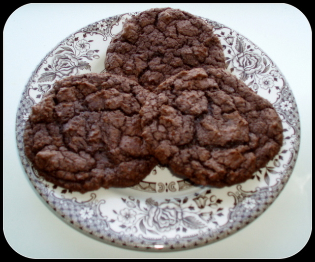 Chokoladecookies med pebermynte og crumble med ferskner og hindbær
