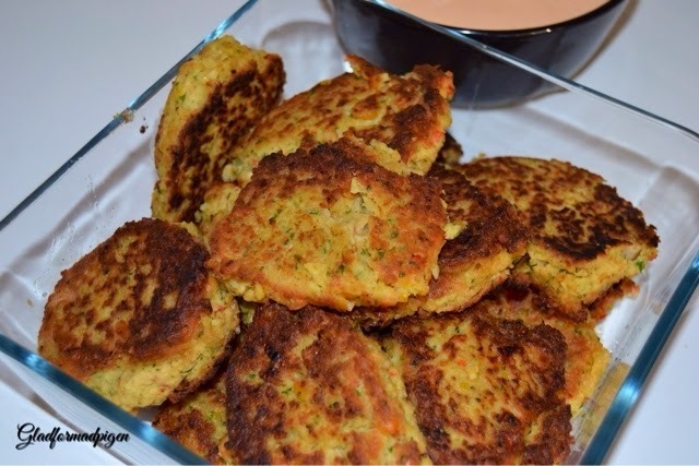 Grove pitabrød med falaflel , fetacrem og sambal olek .