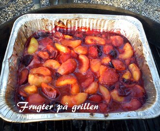 Frugter på grillen med vanilie is