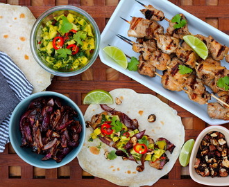 Tacos med kaffemarineret kylling, karamelliserede rødløg, mango-chimichurri og kafferistede hasselnødder