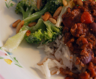 Luksus chili con arne med pølse, chokolade og broccolisalat