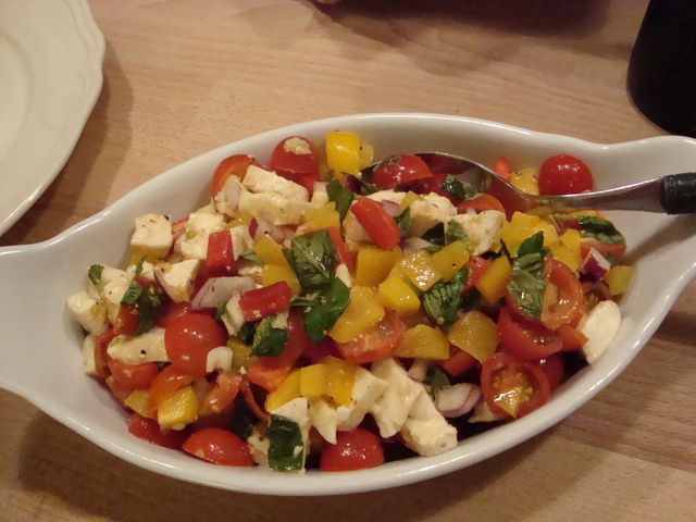 Tomat/peberfrugt salsa med mozarella