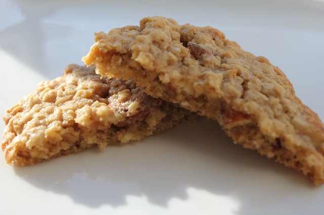 Oatmeal cookies med mandler, hvid chokolade og en snert af salt!