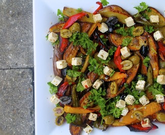 Græsk inspireret kartoffelsalat med peberfrugt, feta og oliven