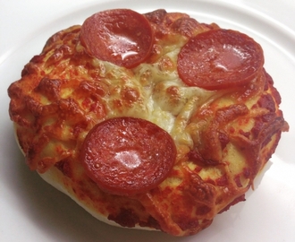 Lækre foccacia boller med ost og pepperoni