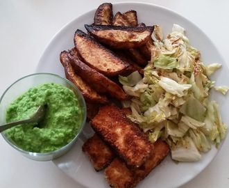 Paneret Tofu med Stegt Spidskål og Ærtesauce