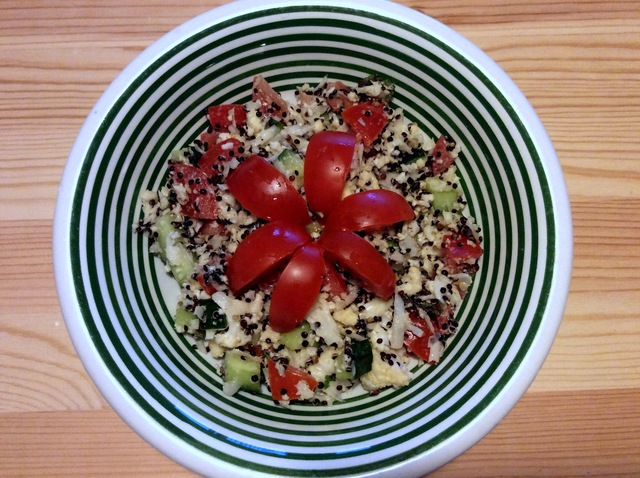 Simpel men lækker salat med blomkål, tomat , agurk og quinoa