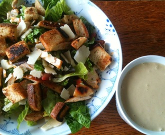 CAESAR SALAT m/ kylling og himmelsk dressing.