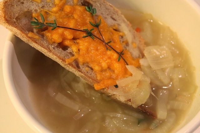 Fransk løgsuppe med hvidløgs-ostebrød