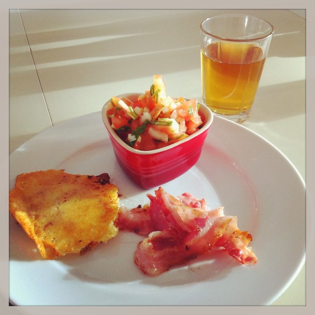 LCHF-morgenmad: Ostesprødt spejlæg, tomatsalat og bacon