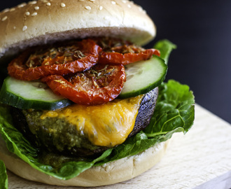 Portobello burger med pesto, cheddar ost og bagte tomater