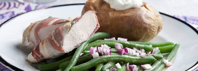 Kylling saltimbocca med bagt kartoffel, hvidløgsdip og marinerede grønne bønner