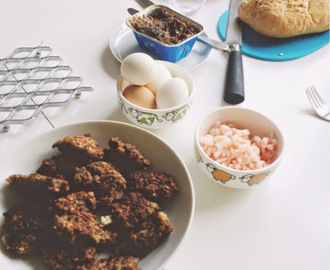 Påskefrokost vol. 1 og hjemmebagt yoghurtbrød.