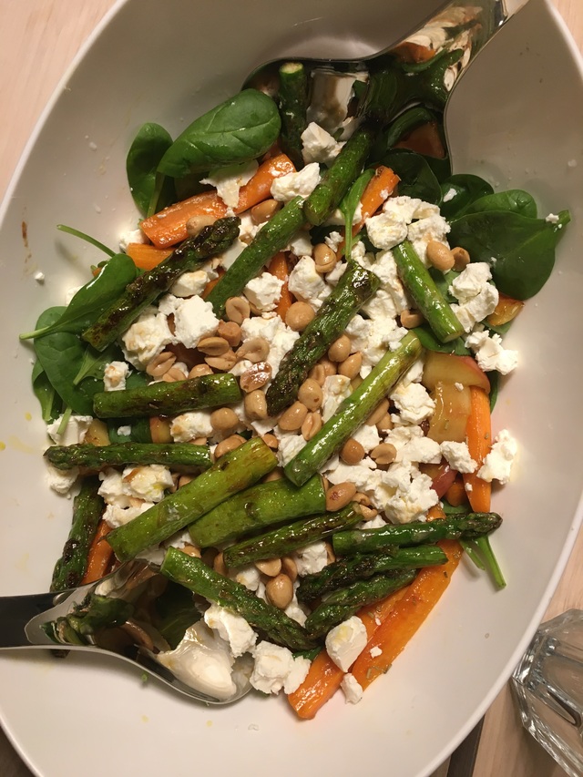 Frisk spinat salat m. stegte grøntsager