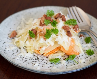 Æble og fennikelsalat med mandler og emmentaler