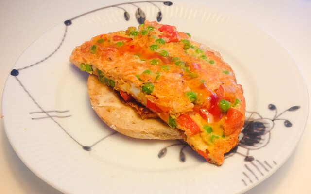 Omelet eksperiment med ærter, rød peberfrugt og krydret med gurkemeje, salt og peber.