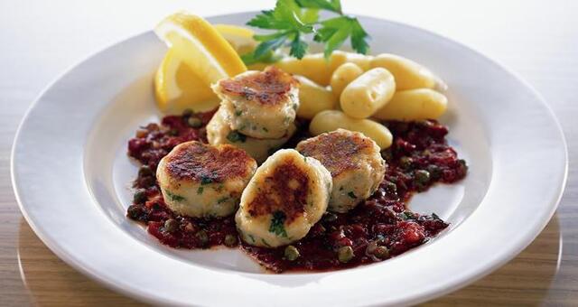 Fiskefrikadeller med kapers-tomatsauce