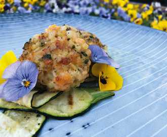 Lakseköfte med grillet zucchini