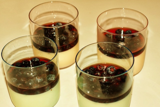 Panna cotta med blåbær i kirsebærvin