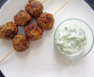 Tzatziki med spicy kyllingeboller