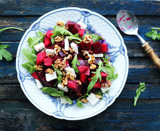 Rødbedesalat med æble, valnødder og feta