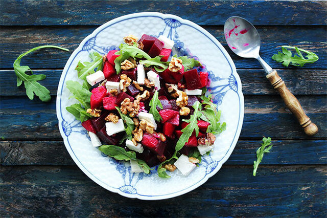 Rødbedesalat med æble, valnødder og feta