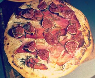 Sødmefuld pizza med figen, parma og ricotta