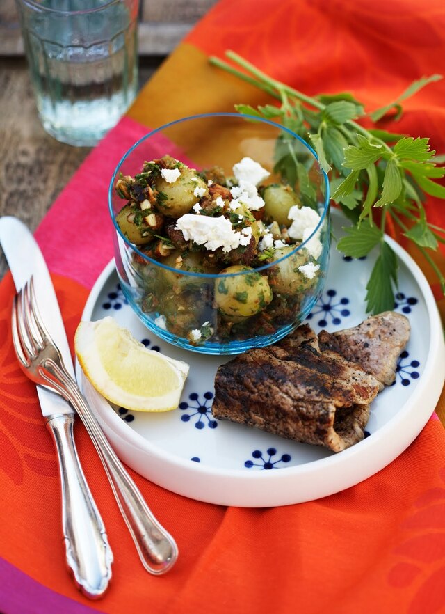 Kartoffelsalat med løvstikkepesto, feta og kalvesnitsel