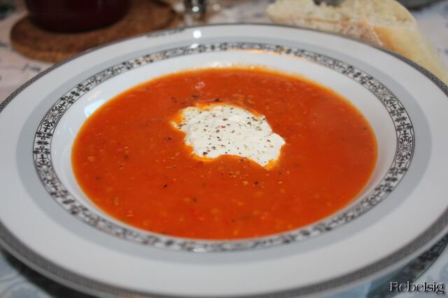 Suppe af bagte tomater med hvidløg og rosmarin
