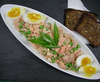 Lækker frokostsalat med skyr, grønsager, æg og tun